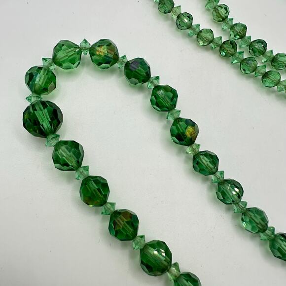 1950s vintage 38" green glass aurora borealis AB graduated beaded necklace - Picture 4 of 9